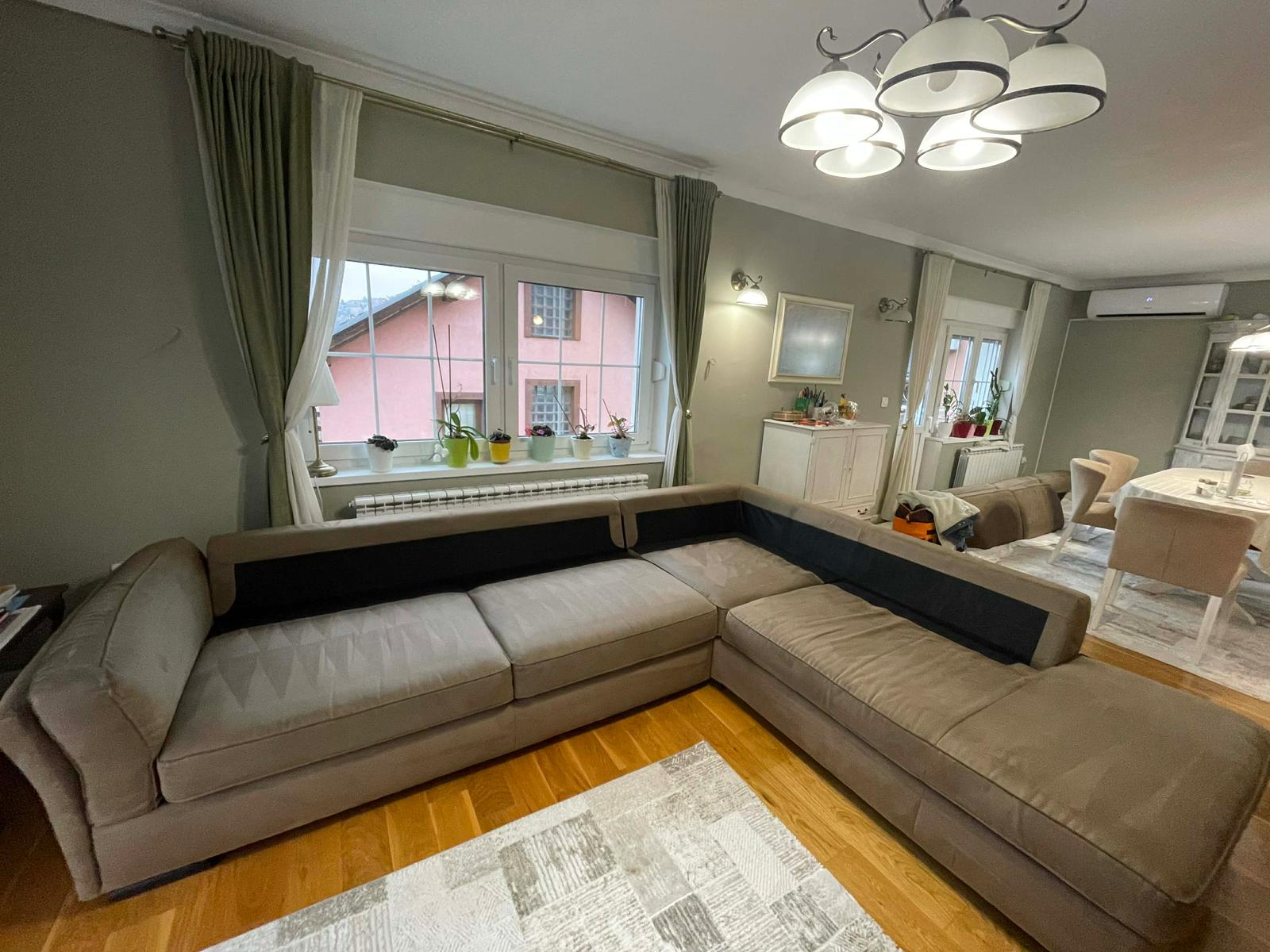 Dubinsko čišćenje namještaja u dnevnom boravku Sarajevo